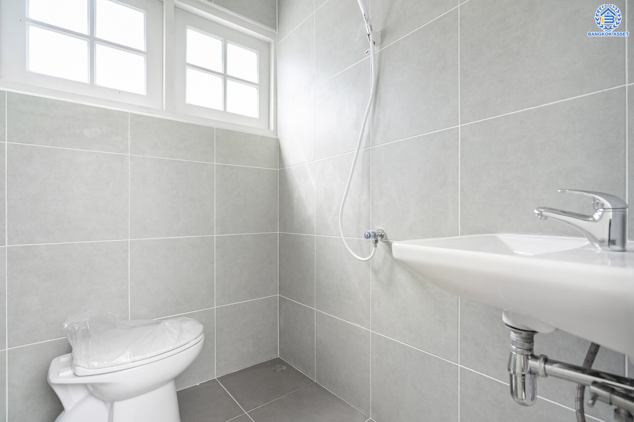 บ้านมือสองตกแต่งใหม่ ซอยวัดเวฬุวนาราม36 สรงประภา-ดอนเมือง บ้านเดี่ยวหลังใหญ่ เนื้อที่ 101 ตร.ว. ฟังก์ชัน 5 ห้องนอน 5 ห้องน้ำ 1 ห้องอเนกประสงค์ 1 ห้องรับประทานอาหาร 1 ห้องแม่บ้าน จอดรถได้ถึง 4 คัน บนทำเลดีที่สุด ใกล้สนามบินดอนเมือง ทางด่วน "ศรีสมาน" และรถไฟฟ้าสายสีแดง "สถานีดอนเมือง"